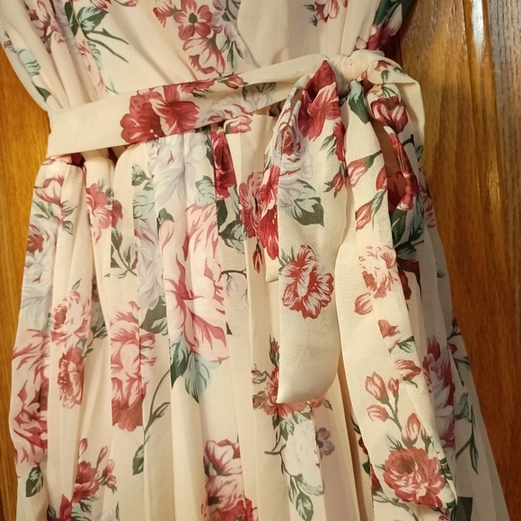 * Beautiful light pink/ cream with floral pattern dress - Picture 3 of 9
